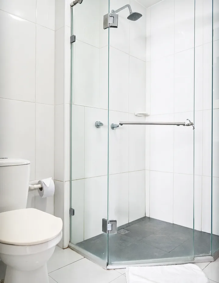 Baño con ducha del Hotel Barahona 72