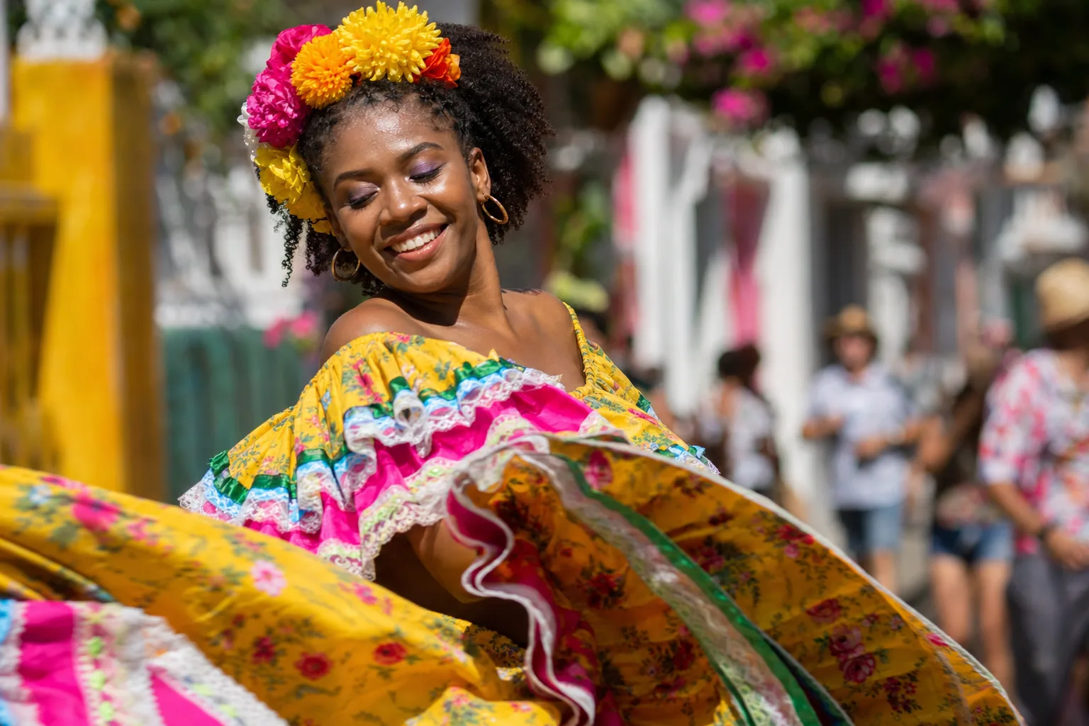 Mujer celebrando el Carnaval de Barranquilla cerca del Hotel Barahona 72